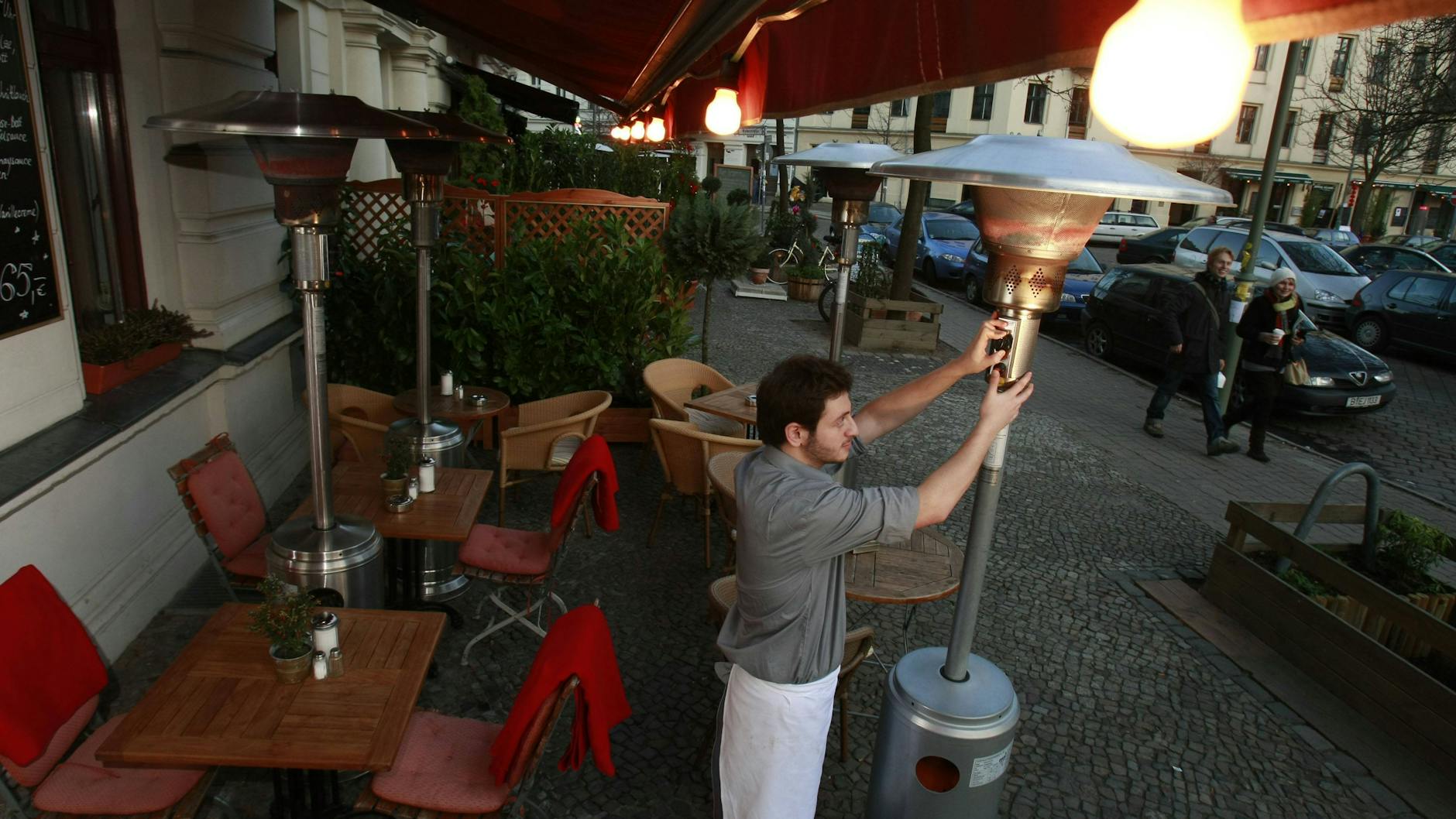 Mit Hilfe der Heizpilze könnten Berlins Gaststätten die Außen-Saison während der Pandemie bis in die kalte Jahreszeit hinein verlängern.