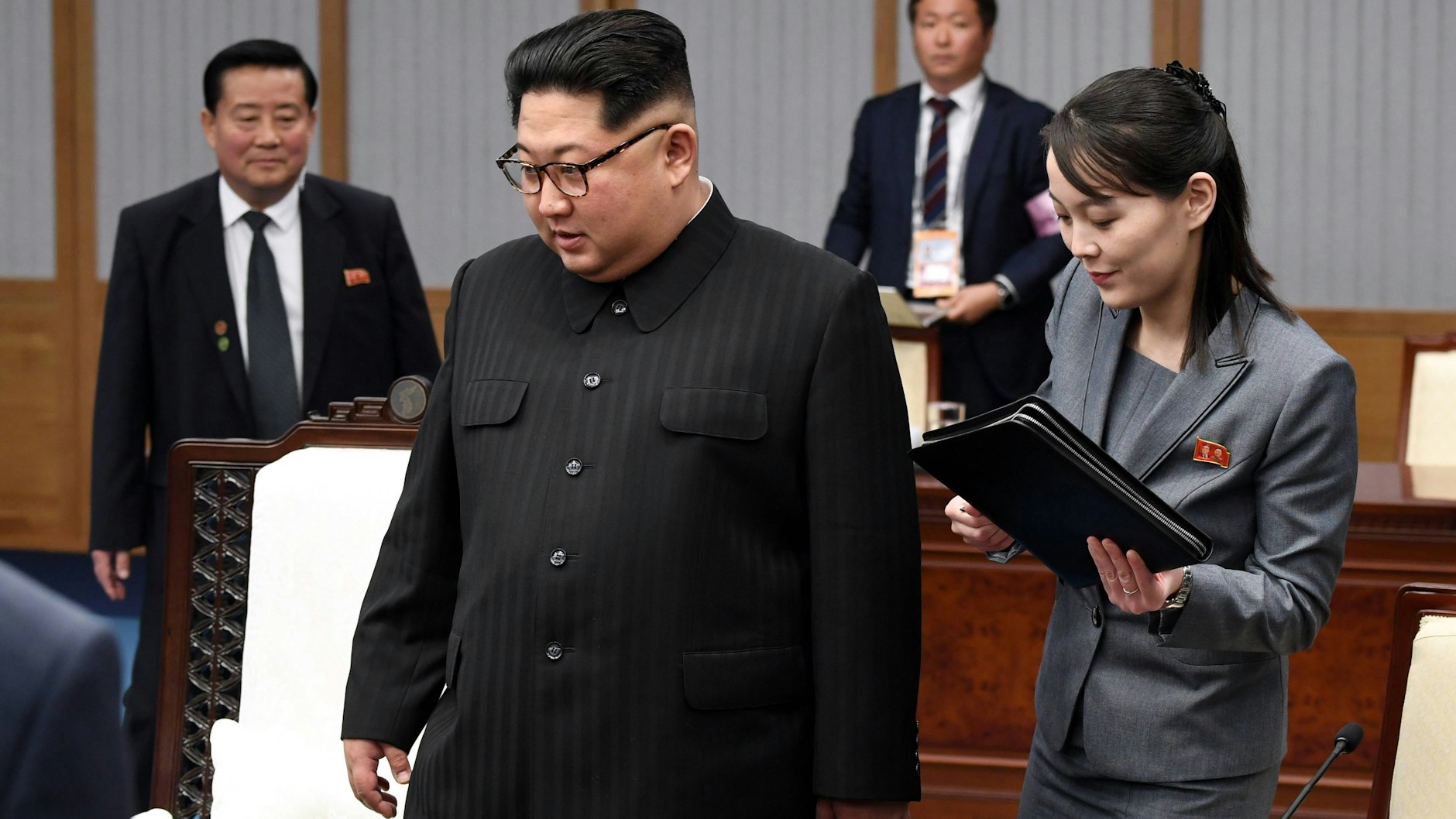 Bei offiziellen Parteitreffen ist Kims jüngere Schwester immer öfter an der Seite des Machthabers. 