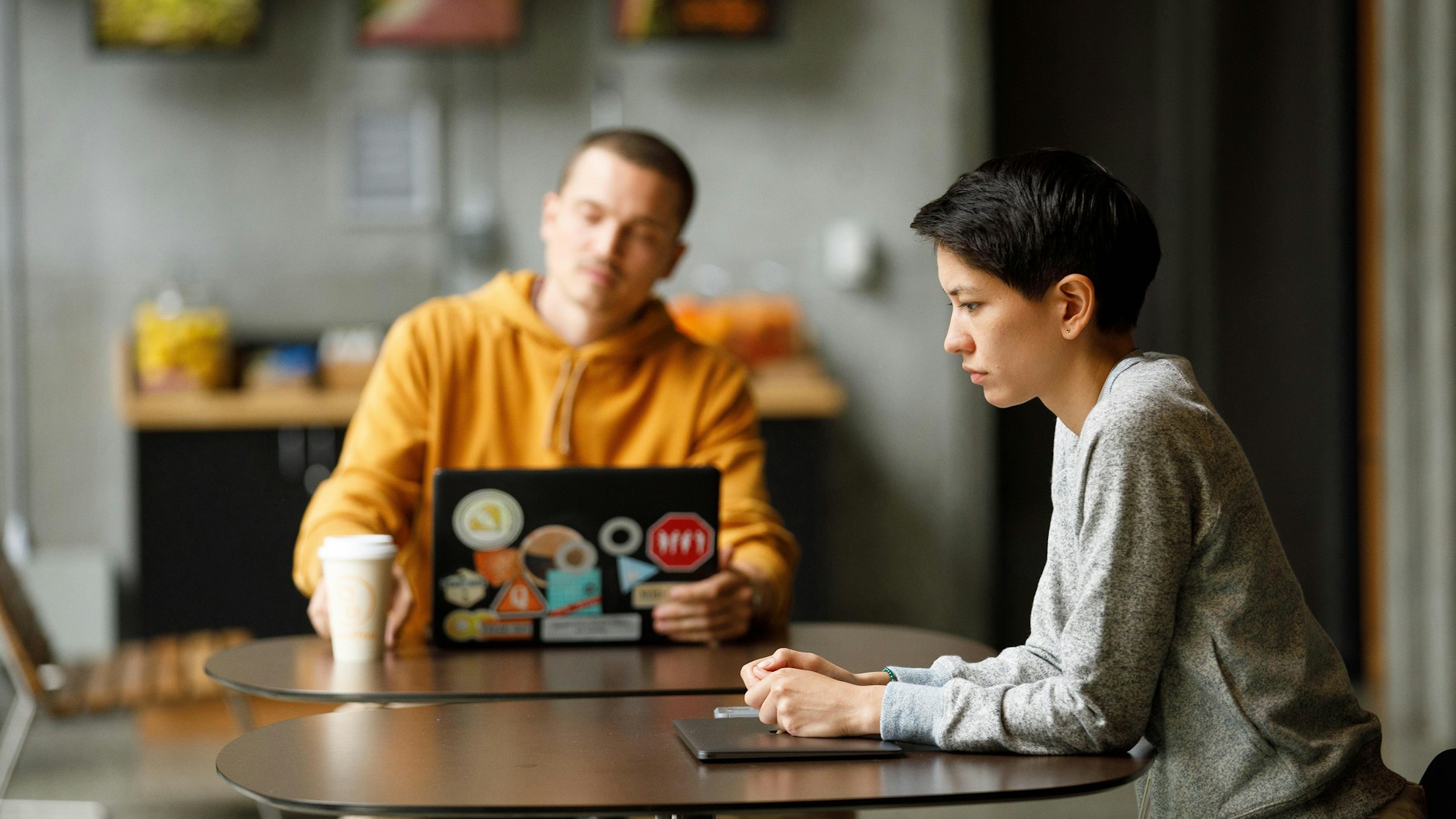Sergei (Karl Glusman) und&nbsp;Lily (Sonoya Mizuno) in der Serie „Devs“.
