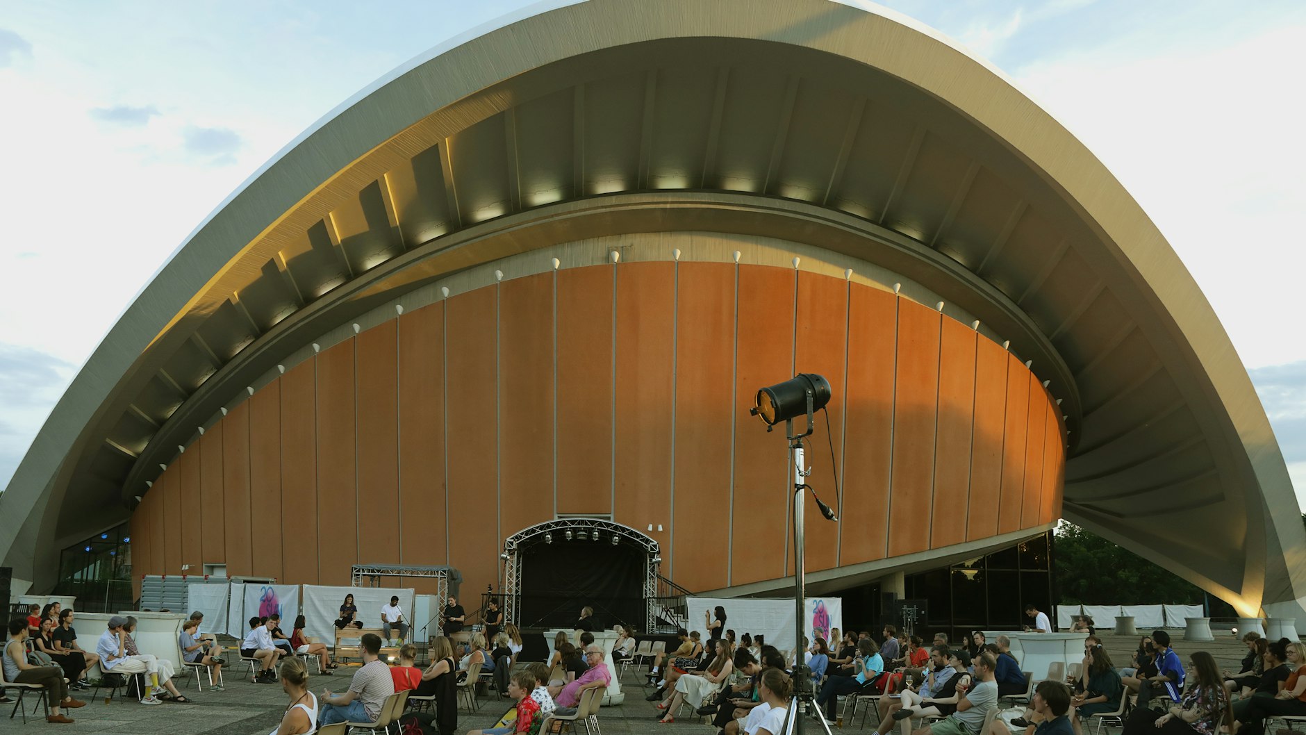 Publikum der Listening Session „Fragments of a Street“ im Haus der Kulturen der Welt vom 20. August 2020