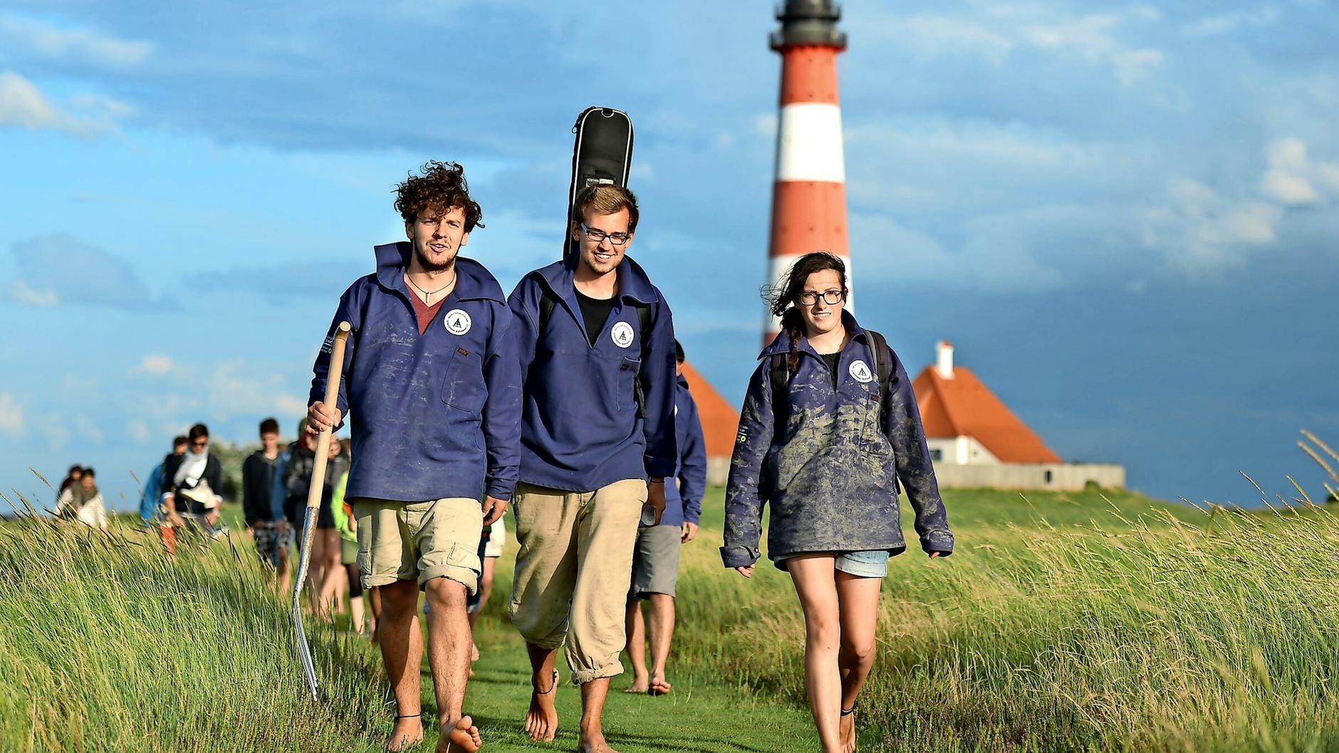 Diese drei leisten an der Schutzstation Wattenmeer ein Freiwilliges Ökologisches Jahr: Fred, Elias, und Lena führen eine Wattwanderung.