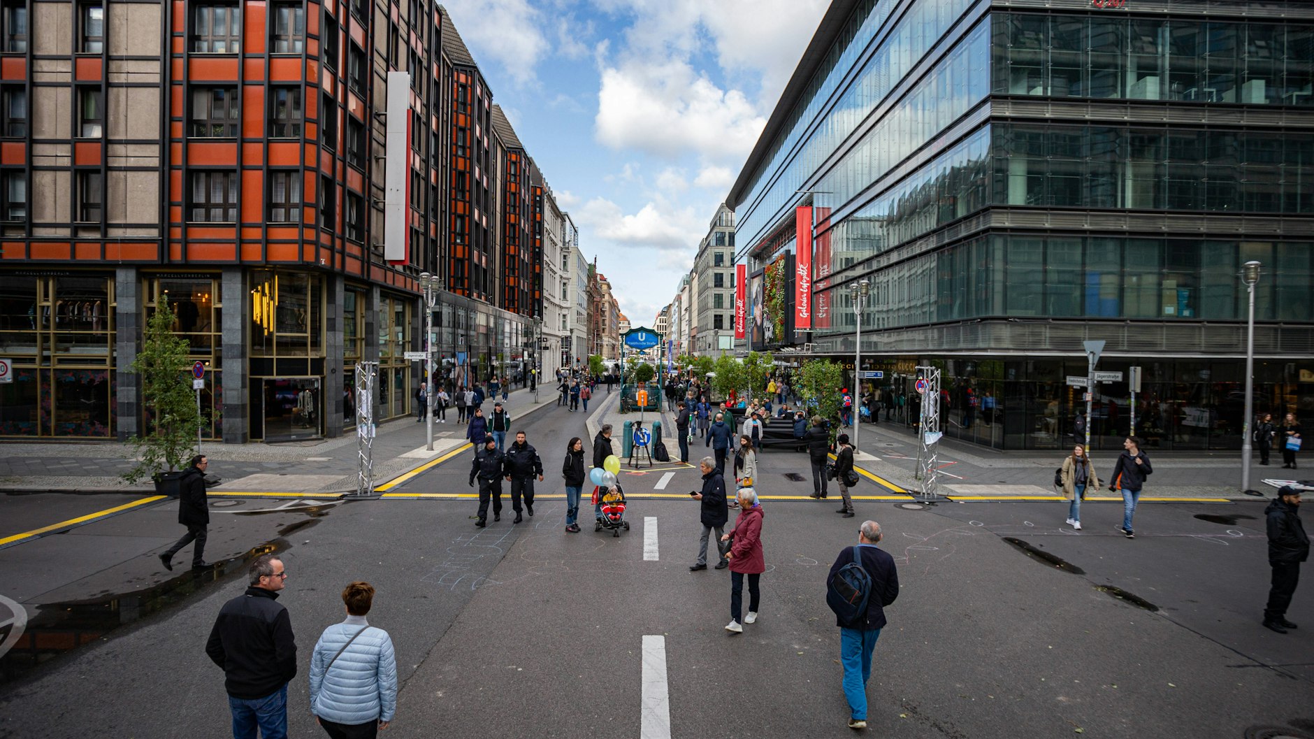 Die Friedrichstraße wird auf einem Teilstück zur Autofreien Zone erklärt und damit zur Flaniermeile für Fußgänger.