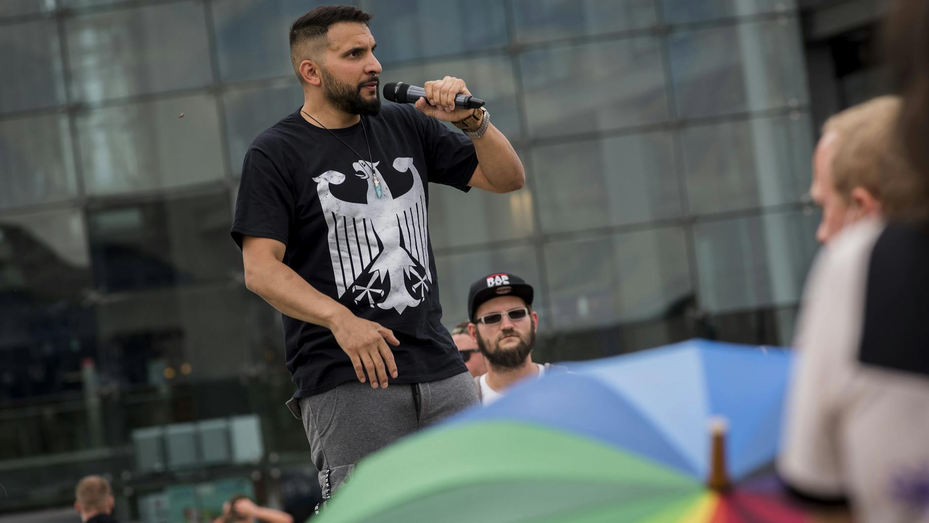 Attila Hildmann bei einer Corona-Demo am Berliner Hauptbahnhof am 4. Juli 2020.