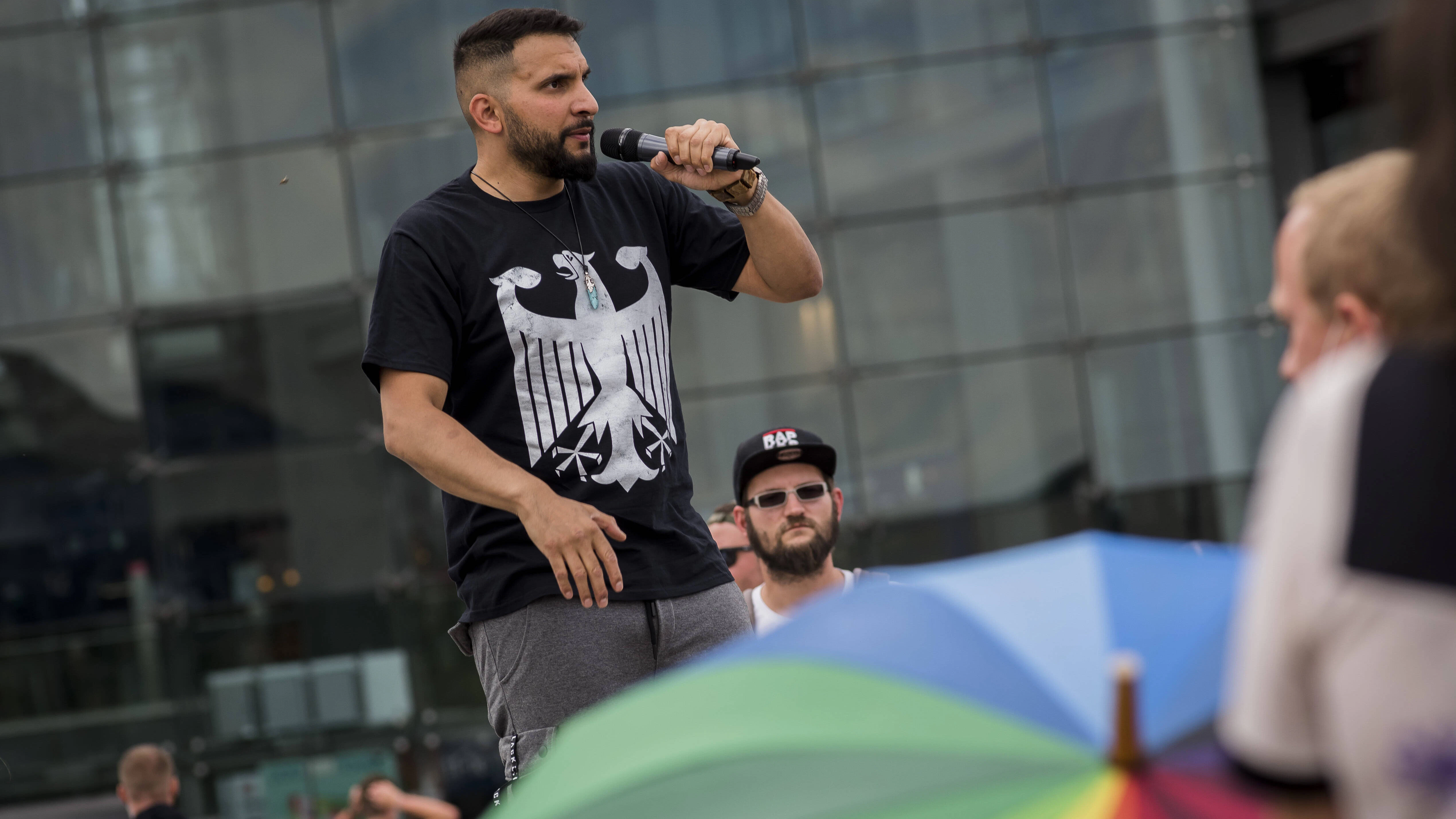 Attila Hildmann bei einer Corona-Demo am Berliner Hauptbahnhof am 4. Juli 2020.