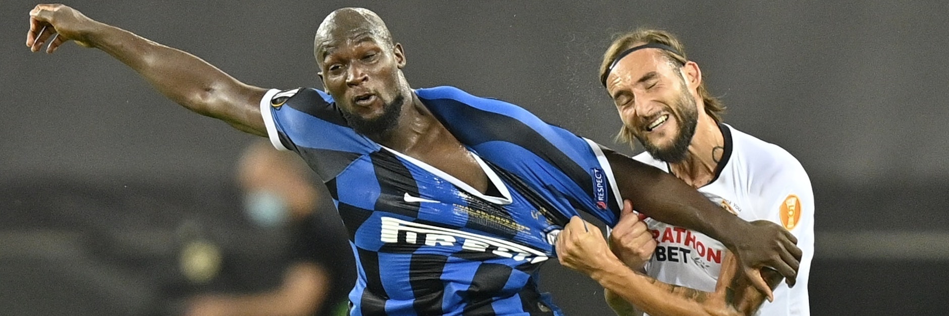 Inter Mailands Stürmer Romelu Lukaku erzielt zwar ein Tor, fälscht in der 74. Minute einen Schuss von Sevillas Diego Costa ins eigene Tor ab.