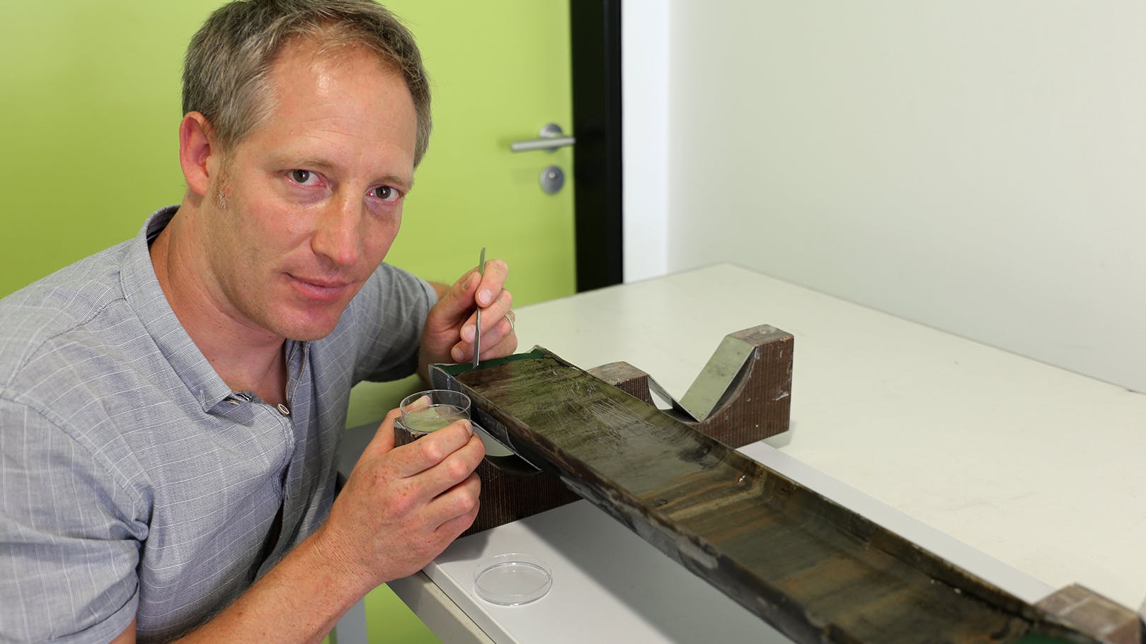 Mithilfe von gut datierten Sedimentkernen erhält Jérôme Kaiser vom Leibniz-Institut für Ostseeforschung Warnemünde Einblicke in die Vergangenheit der Ostsee.