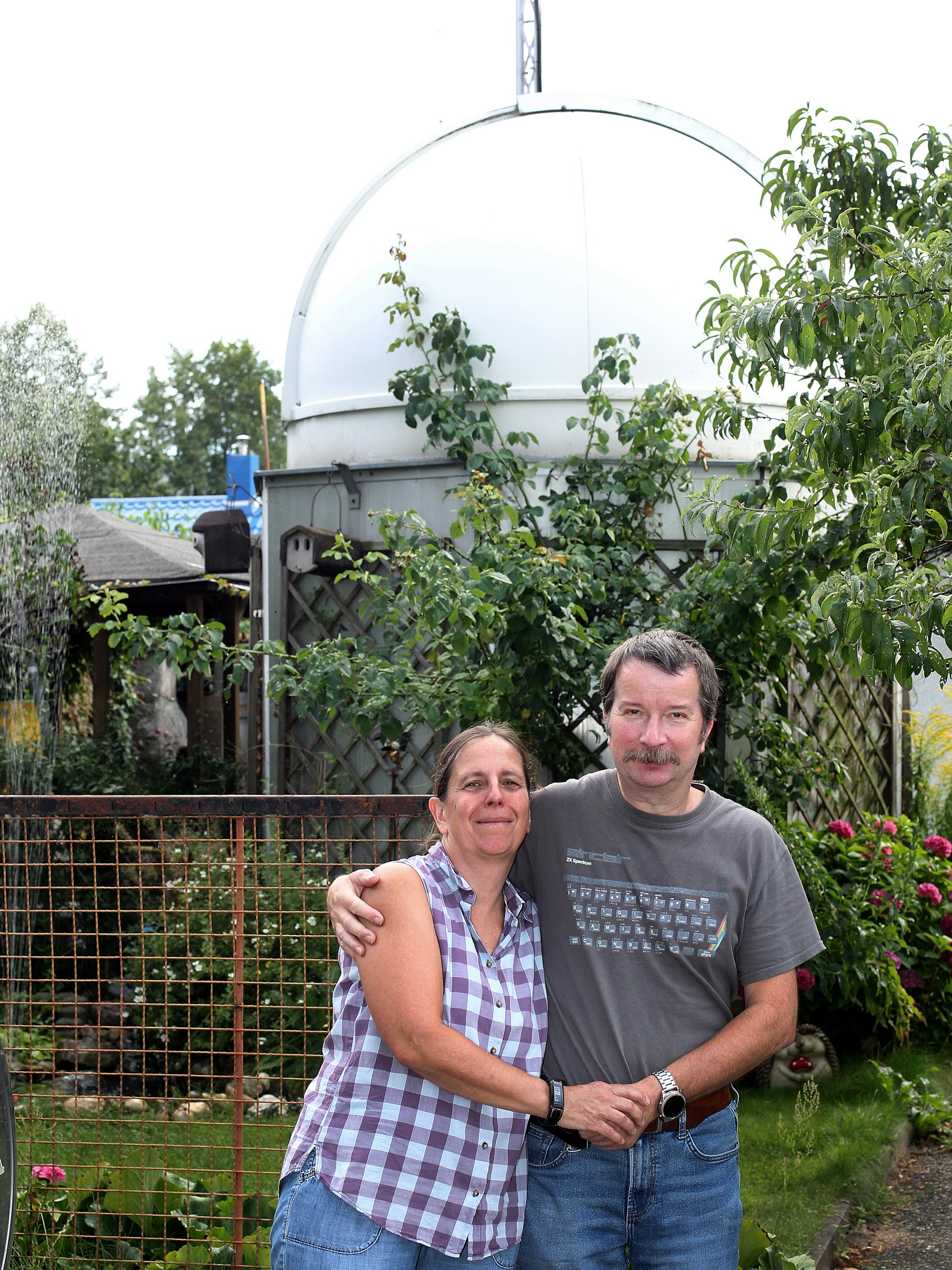 Sven Andersson und Martina Haupt vor ihrem Grundstück, im Hintergrund die Sternwarte.