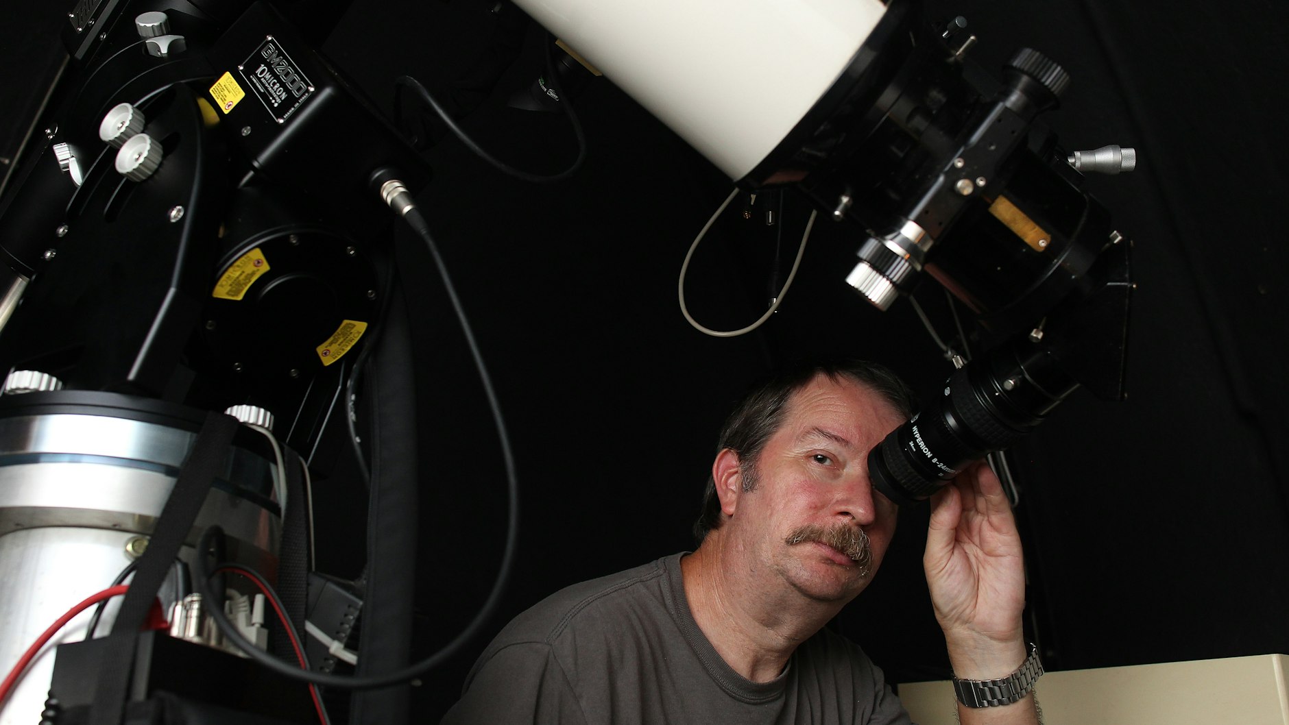 Das Sternwarten-Türmchen von Sven Andersson beherbergt nun ein Linsenfernrohr und ein Schmidt-Cassegrain-Teleskop.