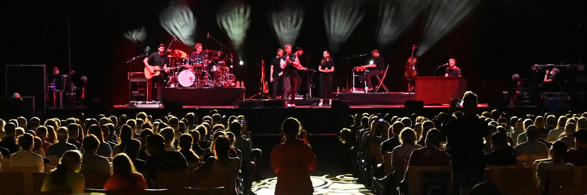 Der deutsche Popsänger Tim Bendzko (M., hinten)&nbsp;tritt während eines Großversuchs der Universitätsmedizin Halle (Saale) in der Arena Leipzig mit einer Band auf der Bühne auf.&nbsp;