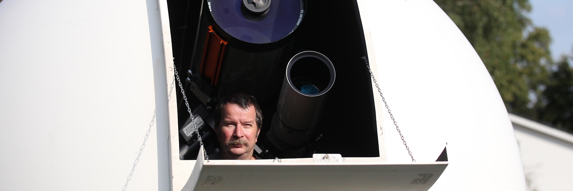 Den Himmel immer im Blick: Sven Andersson in seiner Garten-Sternwarte.