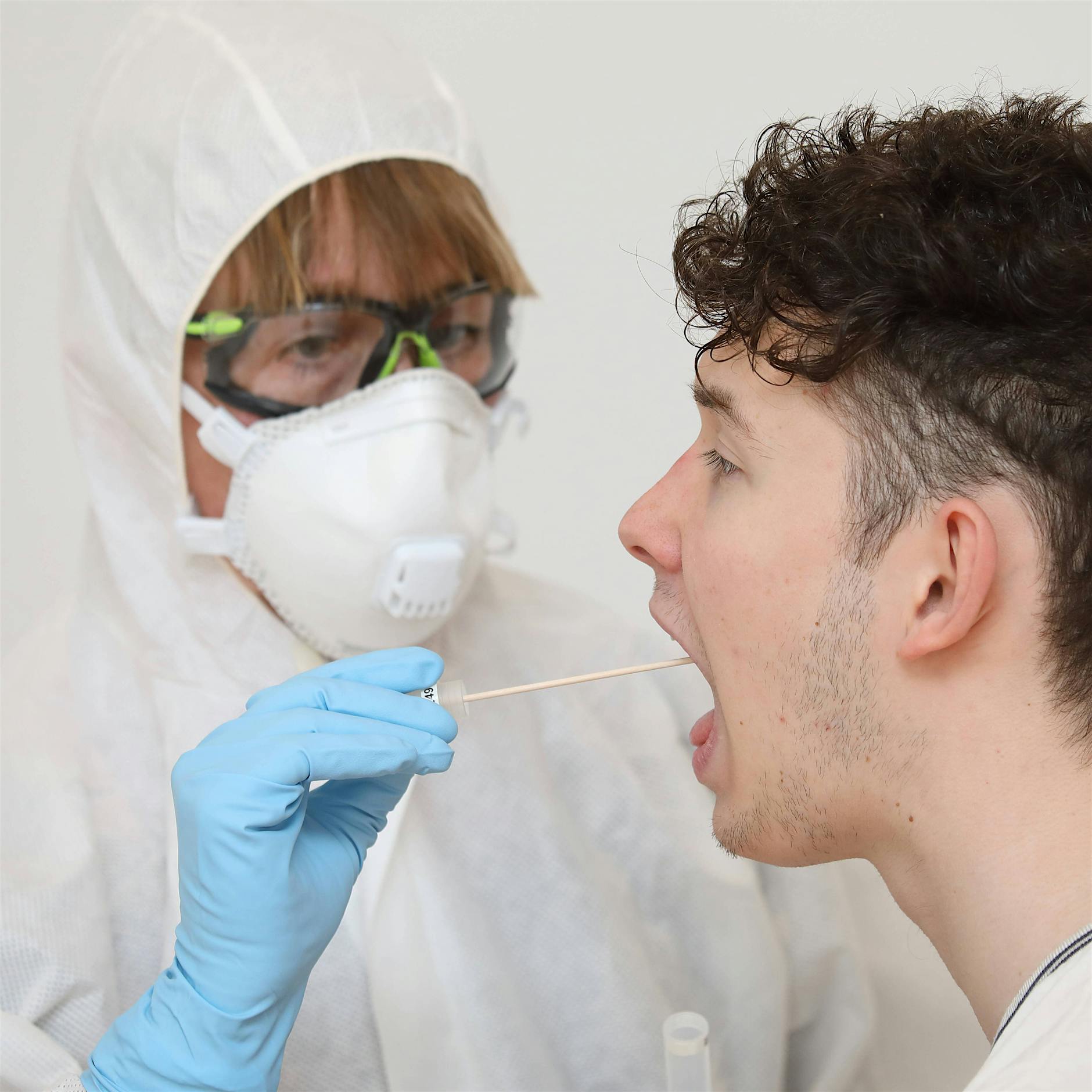 Corona: Neuinfektionen in Deutschland überschreiten 2000er-Marke