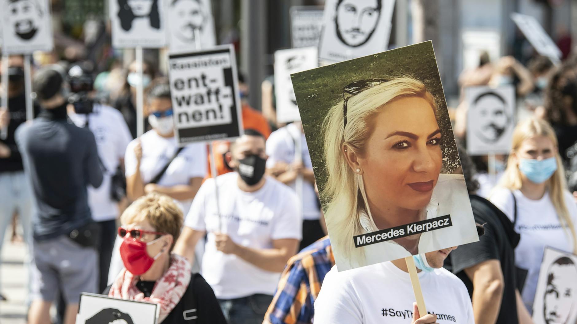 Unter dem Motto „Erinnerung - Gerechtigkeit - Aufklärung - Konsequenzen“ versammelten sich die Teilnehmer auf einem Platz in der Innenstadt. 
