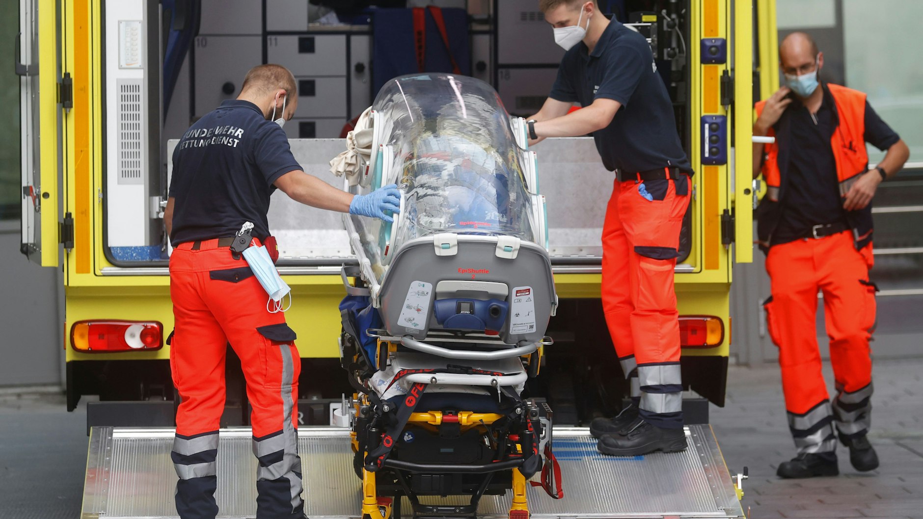 Nach der Ankunft am Flughafen Tegel wurde der Regimekritiker sofort mit einer Spezialtrage in die Berliner Charité gebracht.