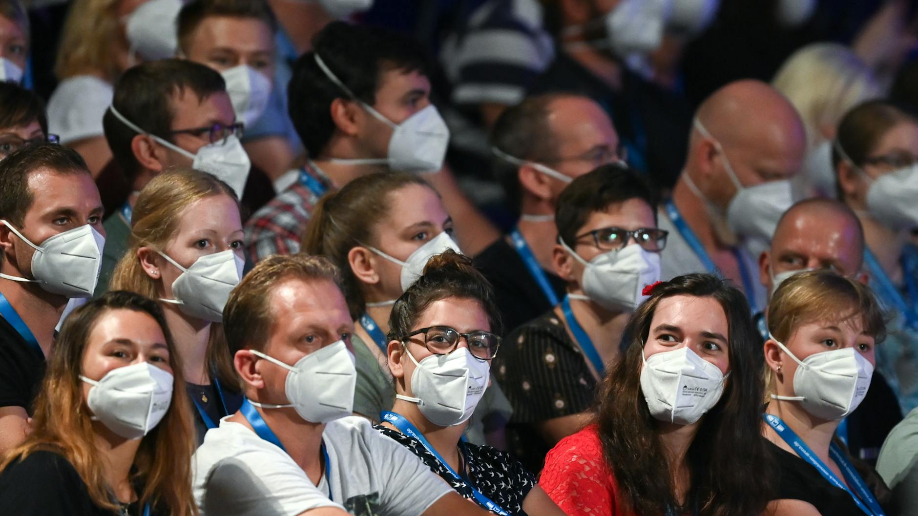 Probanden sitzen beim Konzert mit Tim Bendzko in der Arena Leipzig.