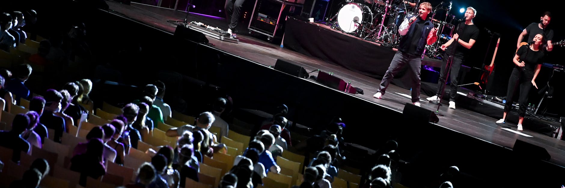 Probanden eines Großversuchs der Universitätsmedizin Halle/Saale verfolgen in der Arena Leipzig ein Konzert des Popsängers Tim Bendzko (links auf der Bühne). Rund 1400 Besucher beteiligen sich an dem Versuch unter dem Titel «Restart-19».