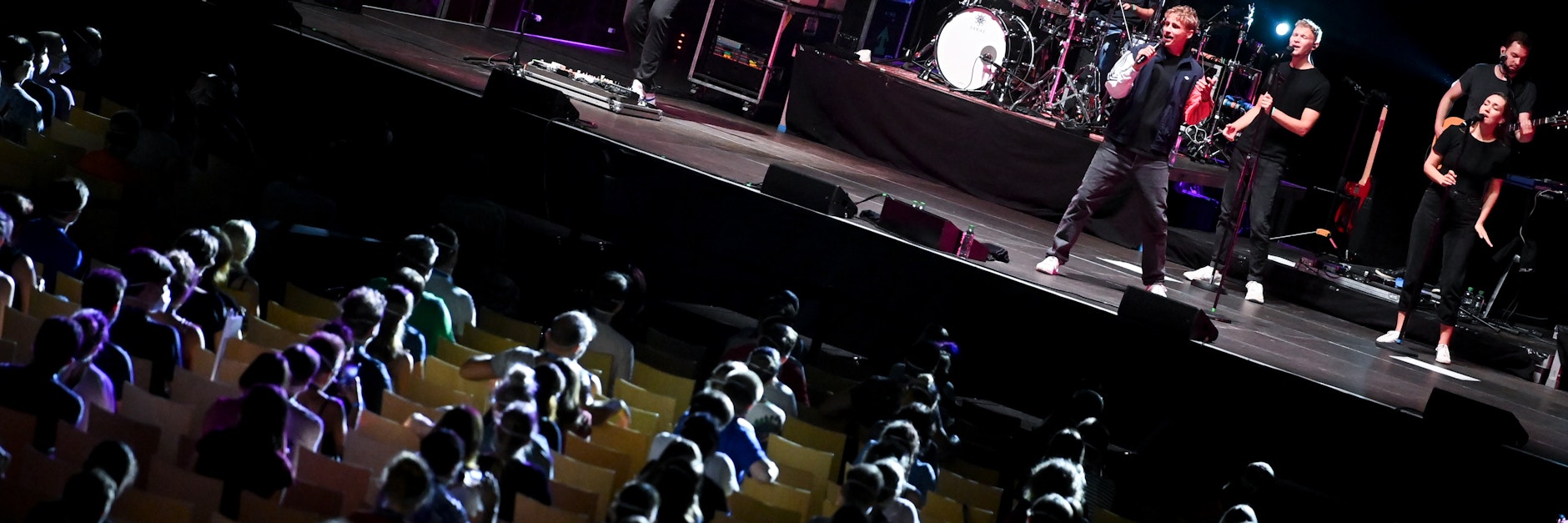 Probanden eines Großversuchs der Universitätsmedizin Halle/Saale verfolgen in der Arena Leipzig ein Konzert des Popsängers Tim Bendzko (links auf der Bühne). Rund 1400 Besucher beteiligen sich an dem Versuch unter dem Titel «Restart-19».
