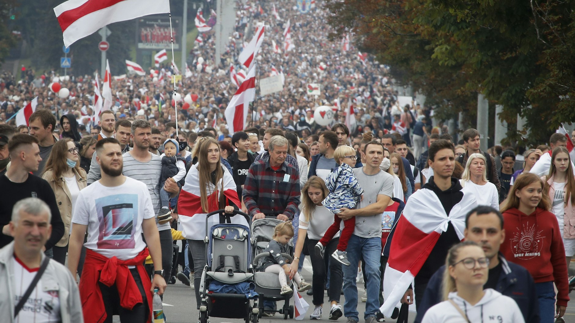 Rund 100.000 Demonstranten gingen mit wehenden belarussischen Flaggen gegen den Präsidenten Lukaschenko auf die Straße.