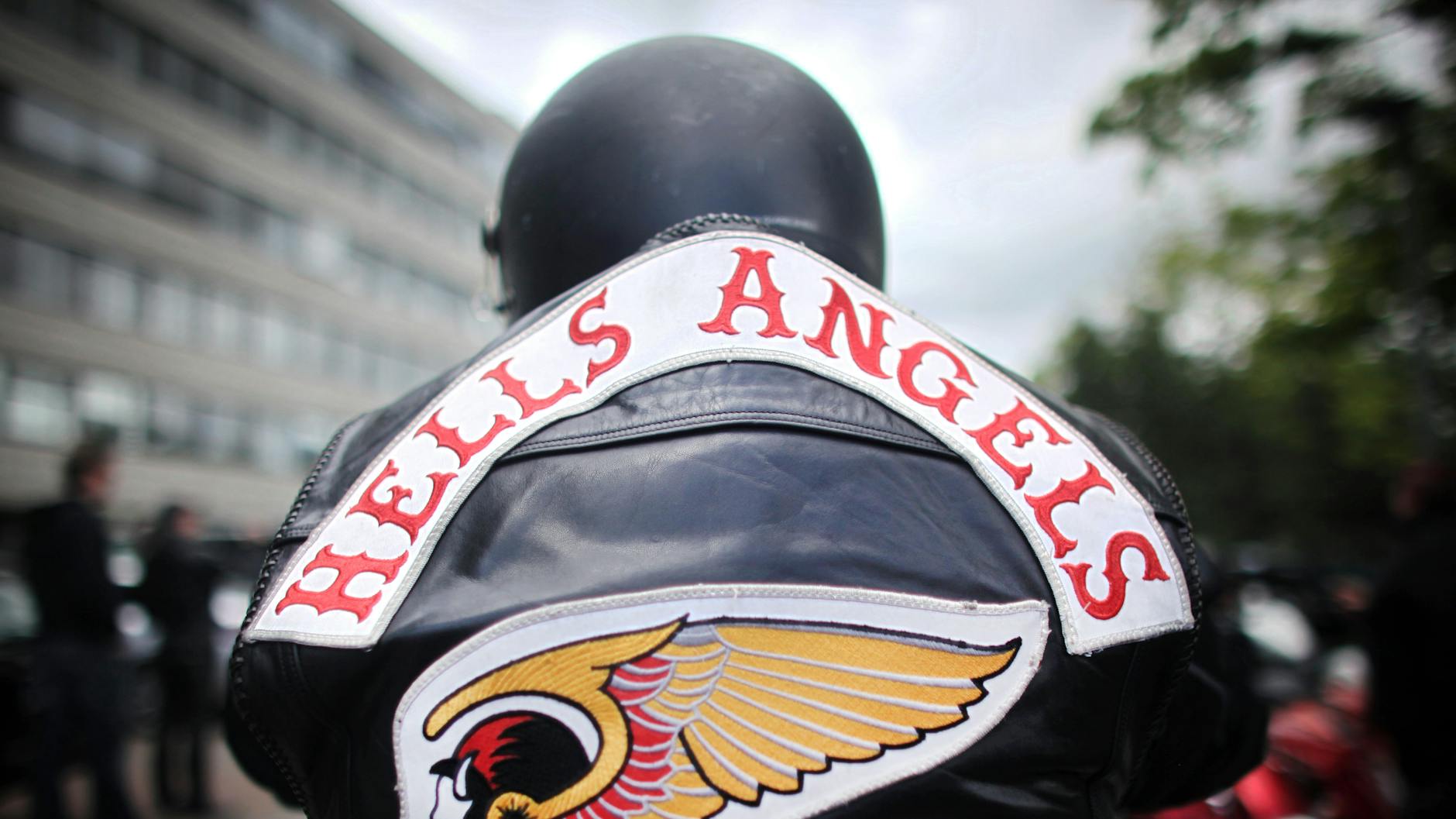 Ein Mitglied der Hells Angels nimmt an einem Protestcorso teil.