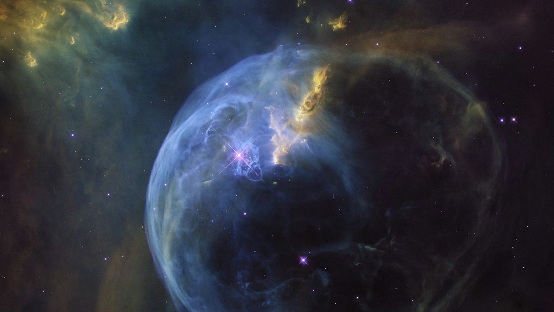 Massereiche Sterne erzeugen auch schon vor ihrem Lebensende Eisen-60 und lassen es mit dem Sternwind ins All hinaustreiben. Im Zentrum dieses „Blasennebels“ NGC7635 befindet sich ein massereicher Stern, der mit seinem Teilchenwind eine Gashülle erzeugt hat. Sie besitzt einen Durchmesser von 7 Lichtjahren und ist 7100 Lichtjahre von der Erde entfernt.