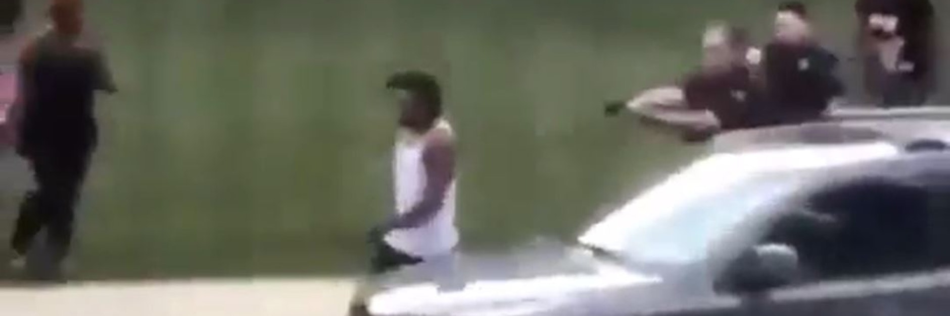 Mit der Waffe im Anschlag gehen zwei Polizisten hinter Jacob Blake.