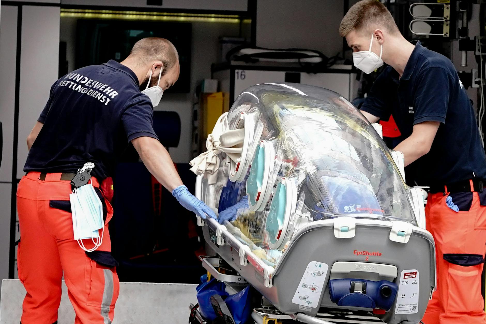 Sanitäter des Bundeswehr-Rettungsdienstes bringen die Spezialtrage, mit der Nawalny am Sonnabend in die Charite eingeliefert wurde, zurück in den Krankenwagen.