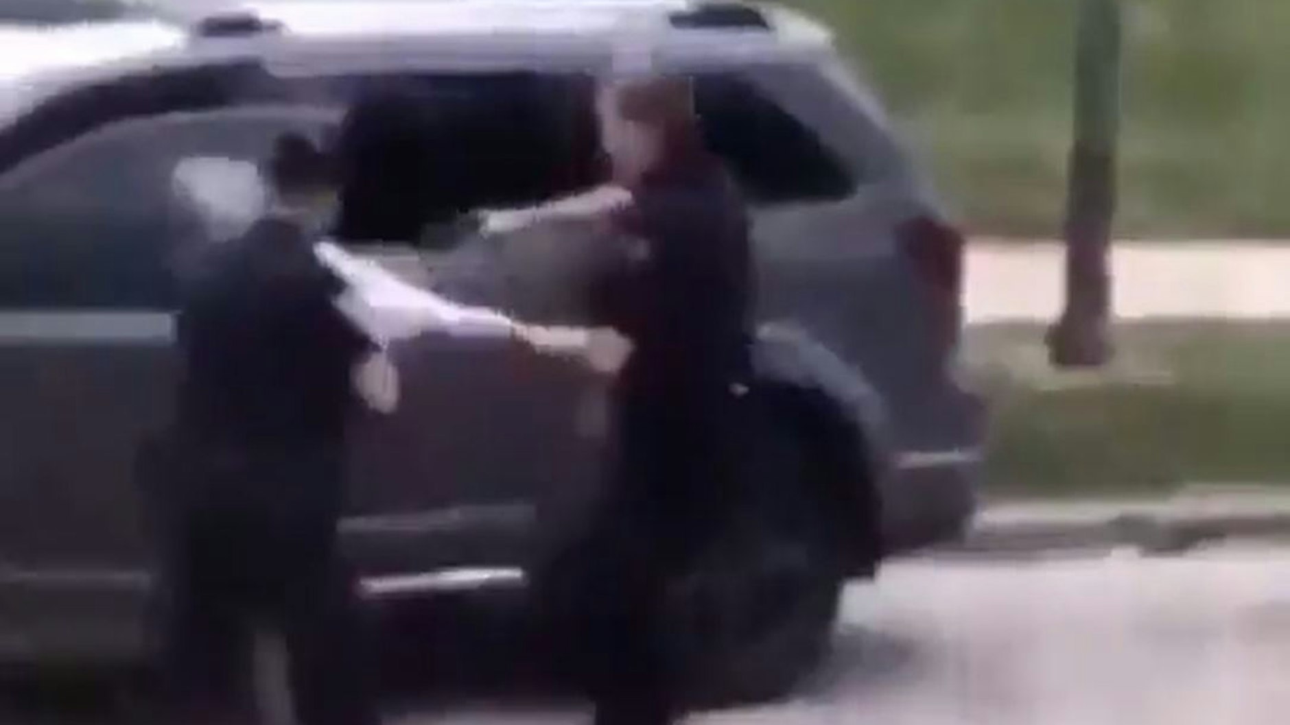 Ein Polizist zieht an Blakes Shirt und schießt auf ihn.