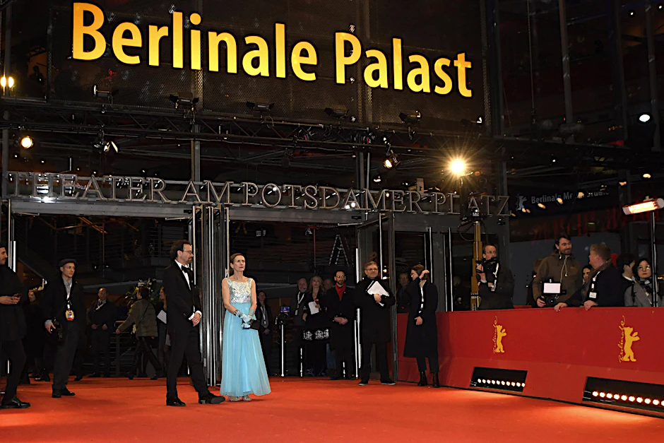 The Berlinale bosses pose on the red carpet in gender-typical eveningwear. Mariette Rissenbeek and Carlo Chatrian.