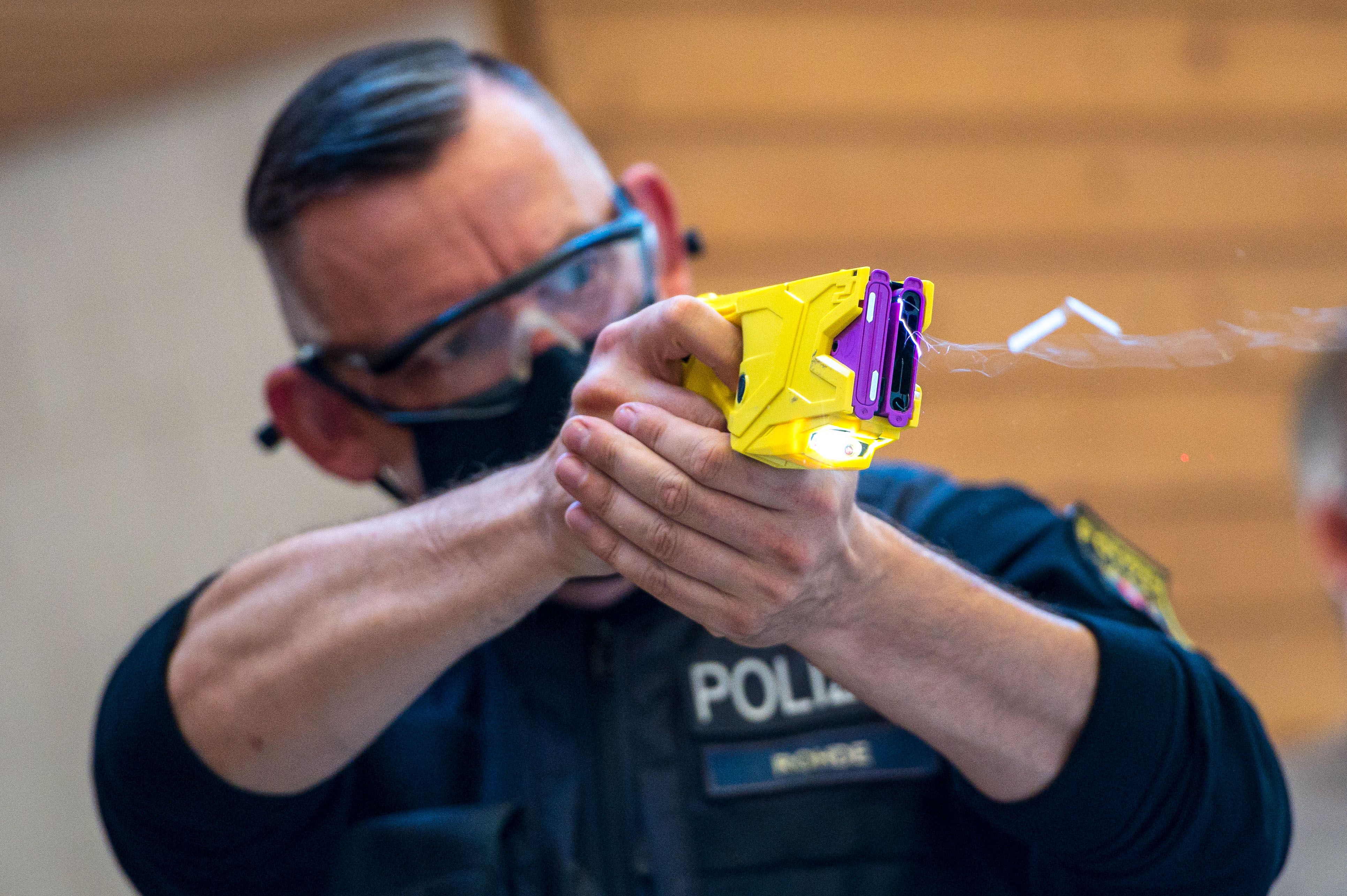 Elektroschocks: Bundespolizei Testet Taser Am Ostbahnhof