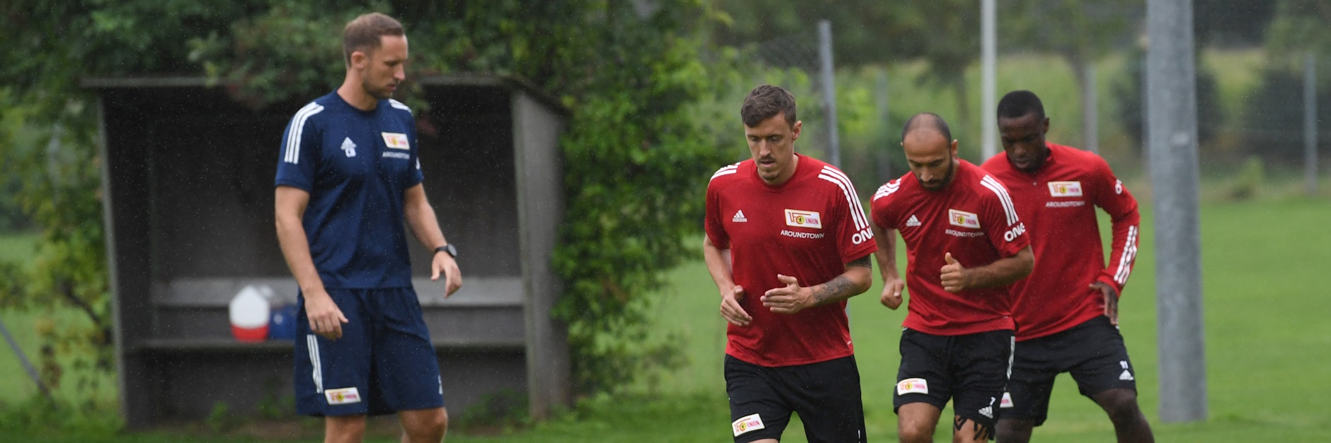 Reha-Trainer Christopher Busse (l.) muss Max Kruse, Akaki Gogia und, Anthony Ujah schnell wieder fit machen.