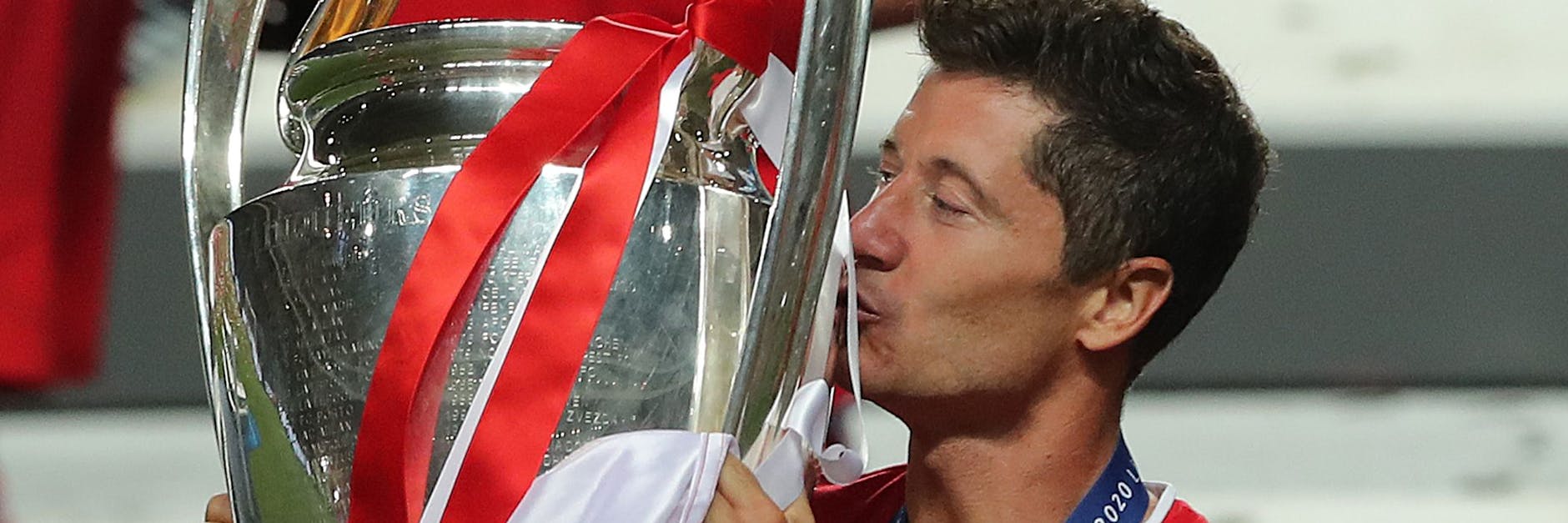 Heiße Küsse auf den Henkelpott: Robert Lewandowski.