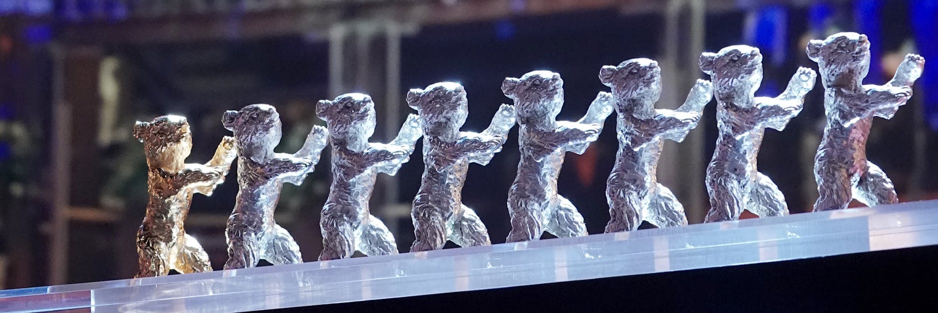 Als eines der ersten großen Filmfestivals will die Berlinale Schauspieler nicht mehr getrennt nach Geschlecht auszeichnen. In Zukunft sollen Silberne Bären für die beste Leistung in einer Haupt- und einer Nebenrolle vergeben werden.