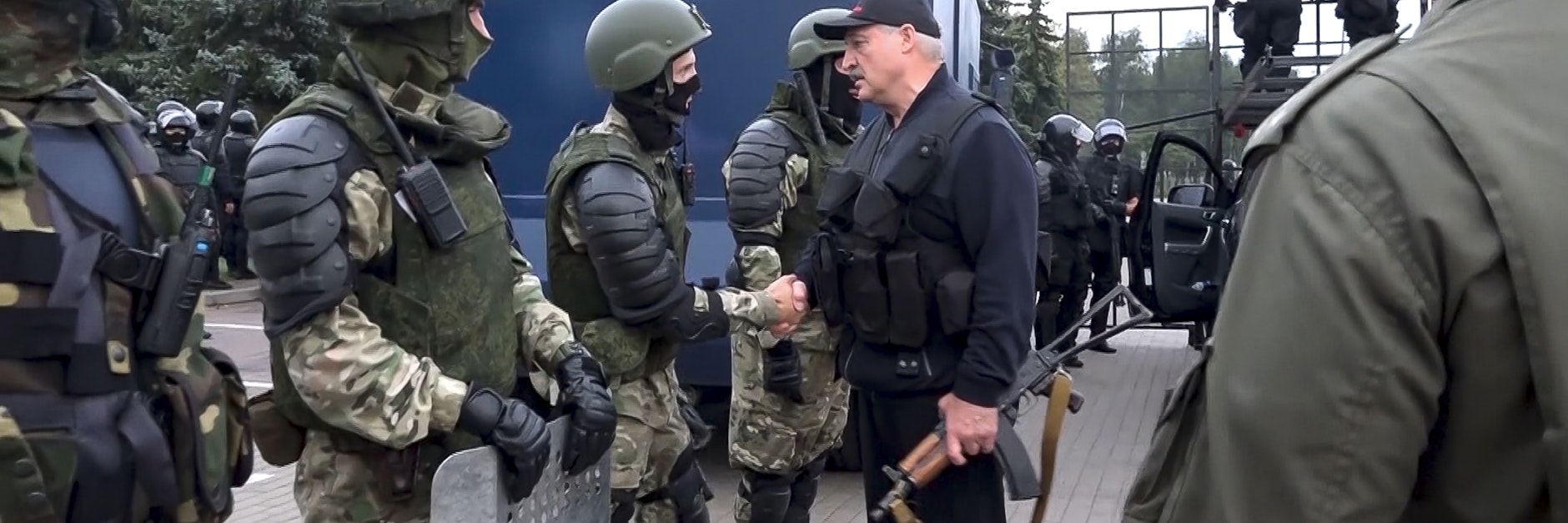 Alexander Lukaschenko begrüßt höchstpersönlich die Soldaten, die seinen Präsidentenpalast sichern.