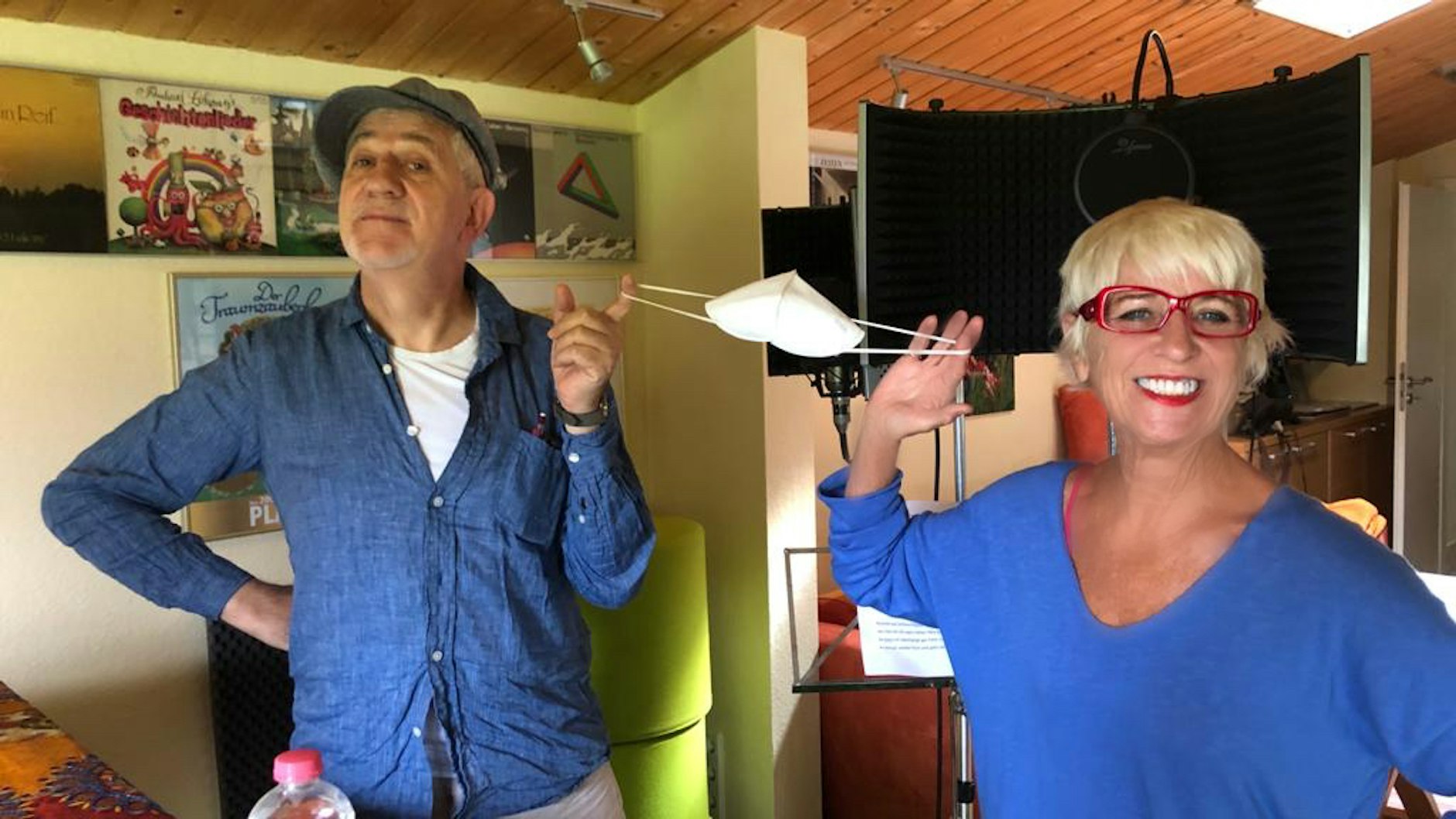 Bei der Arbeit, mit Abstand: Monika Ehrhardt-Lakomy mit Schauspieler Ilja Richter.