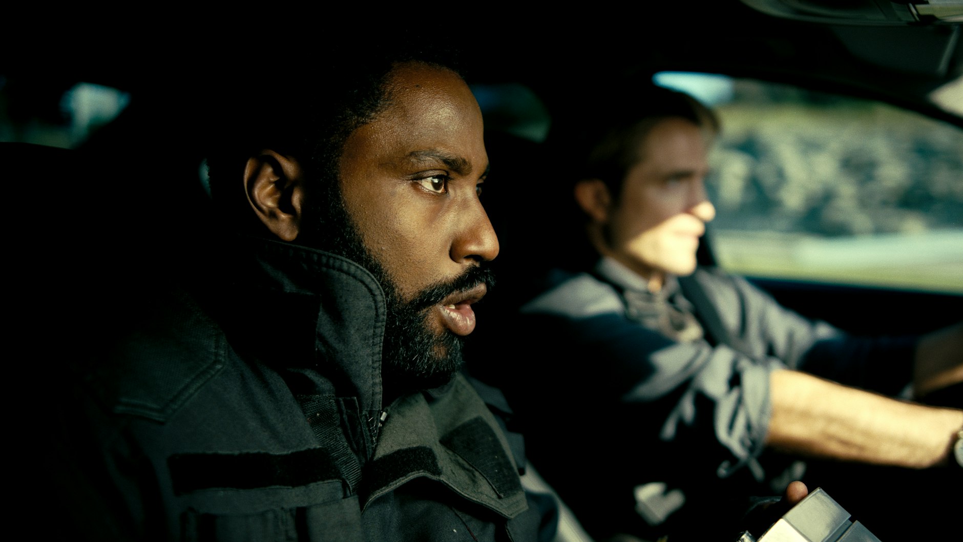 John David Washington (vorn) ist der „Protagonist“ des Films, aufgerufen zur Rettung der Welt.&nbsp;