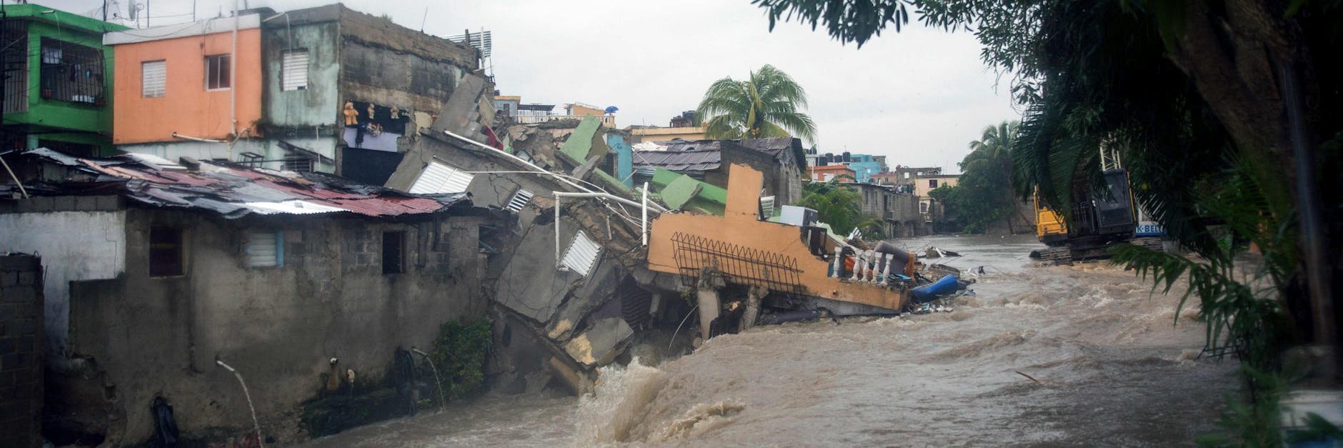 In Santo Domingo, der Hauptstadt der Dominikanischen Republik, rissen Wassermassen ganze Häuser mit.