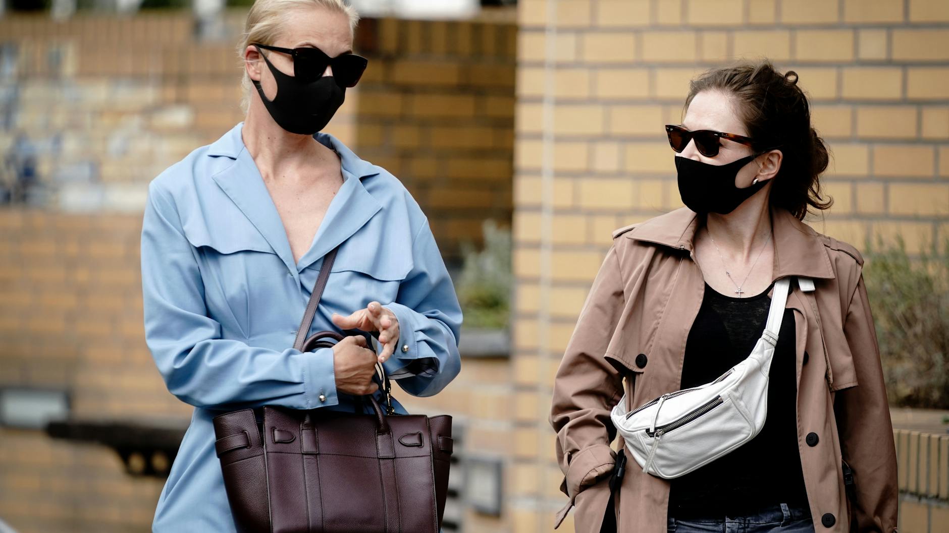 Die Ehefrau des russischen Oppositionellen, Julia Nawalny (li.), kommt mit einer Begleiterin in die Charité.