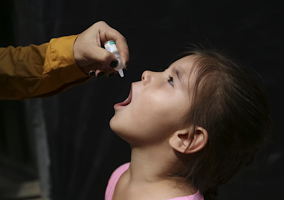 Ein afghanisches Mädchen wird im Rahmen einer Kampagne zur Eradikation der Polio geimpft.