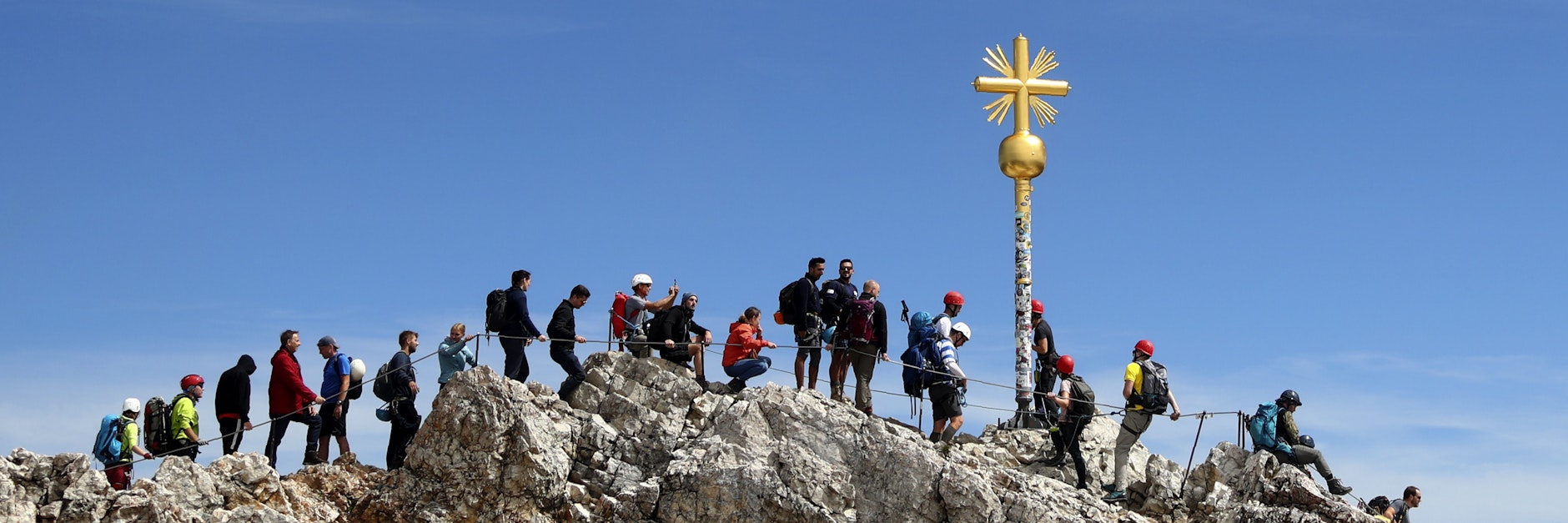 Schlange stehen am Gipfelkreuz: Die Zugspitze ist längst für den Massentourismus geöffnet. 