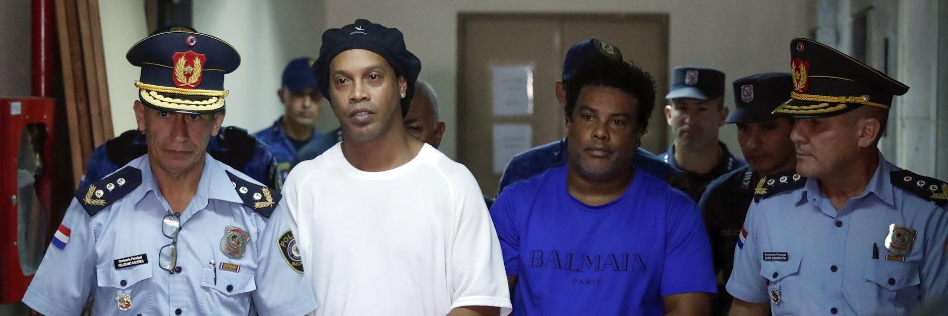 Ronaldinho (2. v. l.) und sein Bruder Roberto Assis auf dem Weg zurück in die Freiheit.