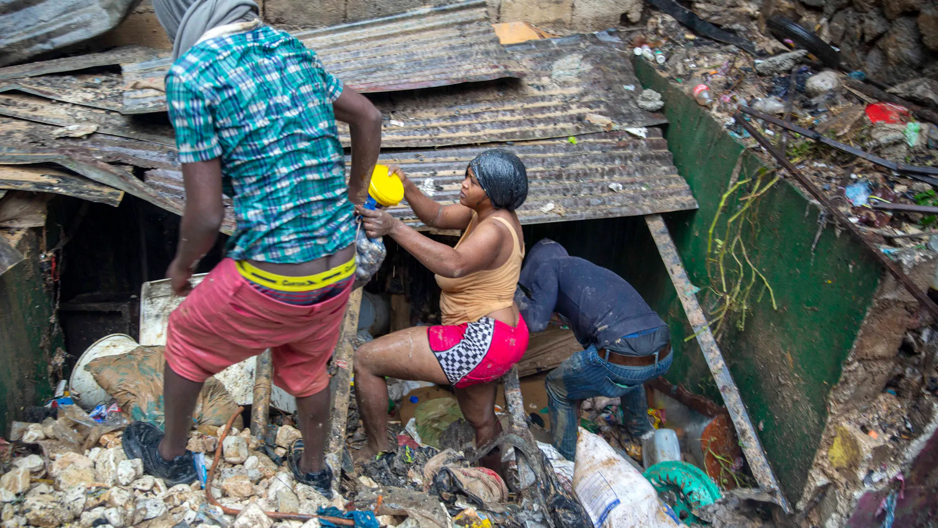Anwohner in den Überresten einer Unterkunft in Port-au-Prince auf Haiti nachdem der Tropensturms „Laura“ durch die Karibik zog. 