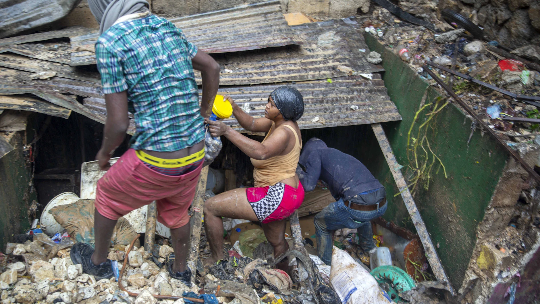 Anwohner in den Überresten einer Unterkunft in Port-au-Prince auf Haiti nachdem der Tropensturms „Laura“ durch die Karibik zog.&nbsp;