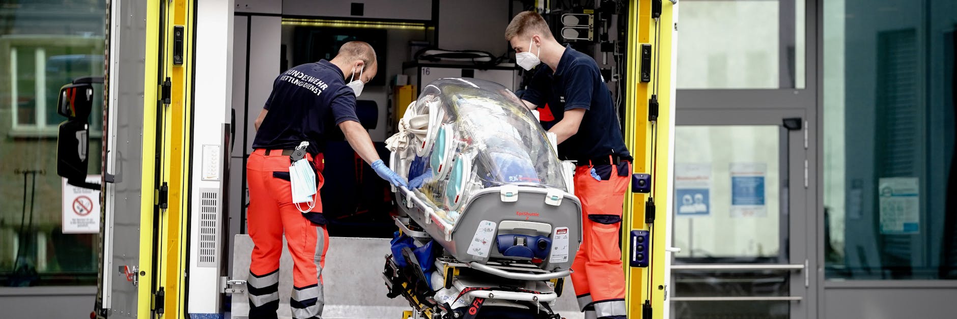 Sanitäter vom Bundeswehr Rettungsdienst mit der Spezialtrage, mit der Nawalny in die Charite eingeliefert wurde.