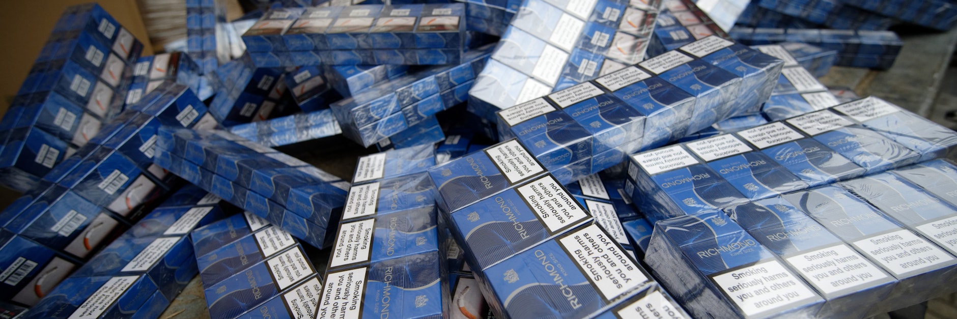 Zigaretten, die in einer illegalen Fabrik bei Kleve hergestellt wurden, liegen bei einer Pressekonferenz der Zollfahndung Essen und der Staatsanwaltschaft Kleve im Zollkriminalamt auf der Ladefläche eines Lastwagens. 