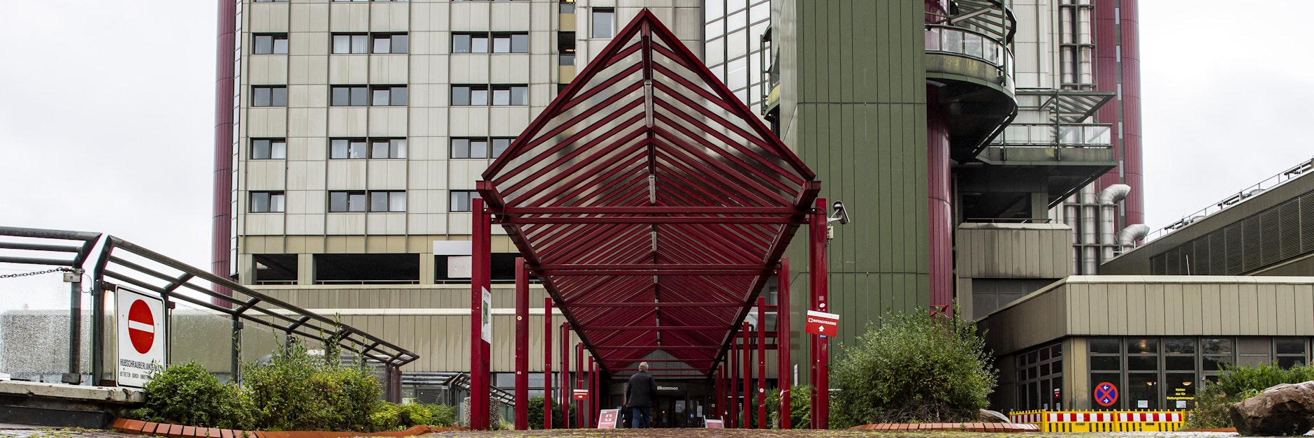 Der Haupteingang des Klinikums Bielefeld, in dem ein Patient nach Verabreichung eines falschen Medikaments verstorben ist.