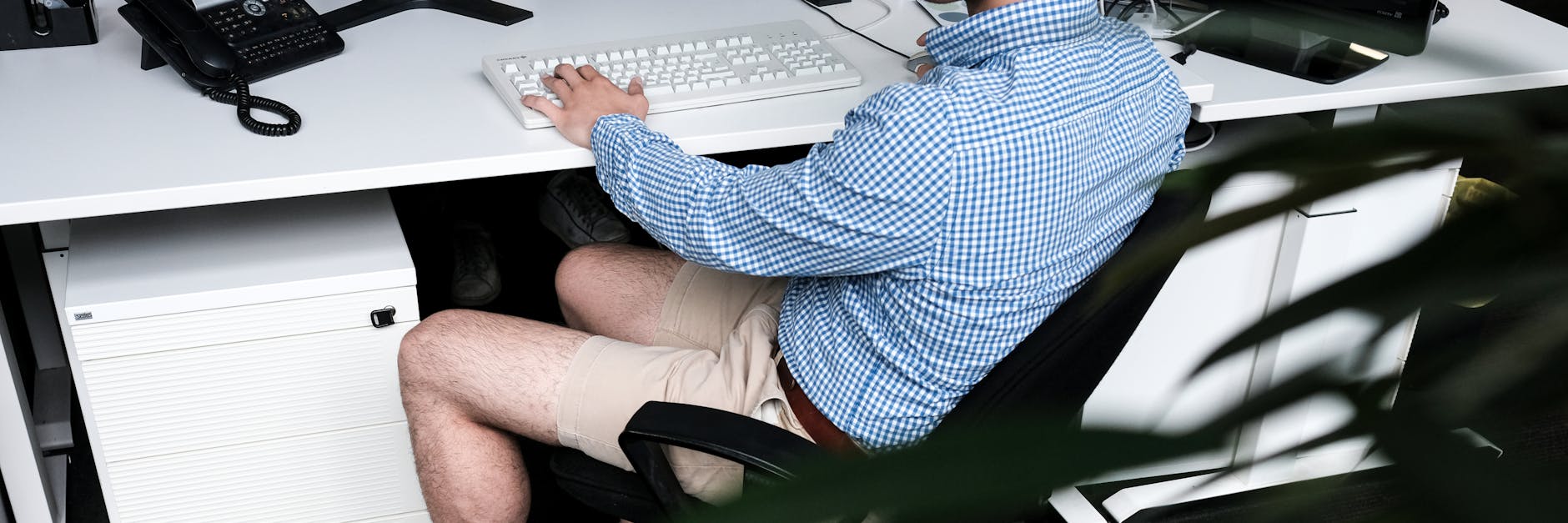 Ein Mann sitzt an seinem Arbeitsplatz: Immer mehr Deutsche werden zu Dauersitzern und gefährden dadurch die eigene Gesundheit. 