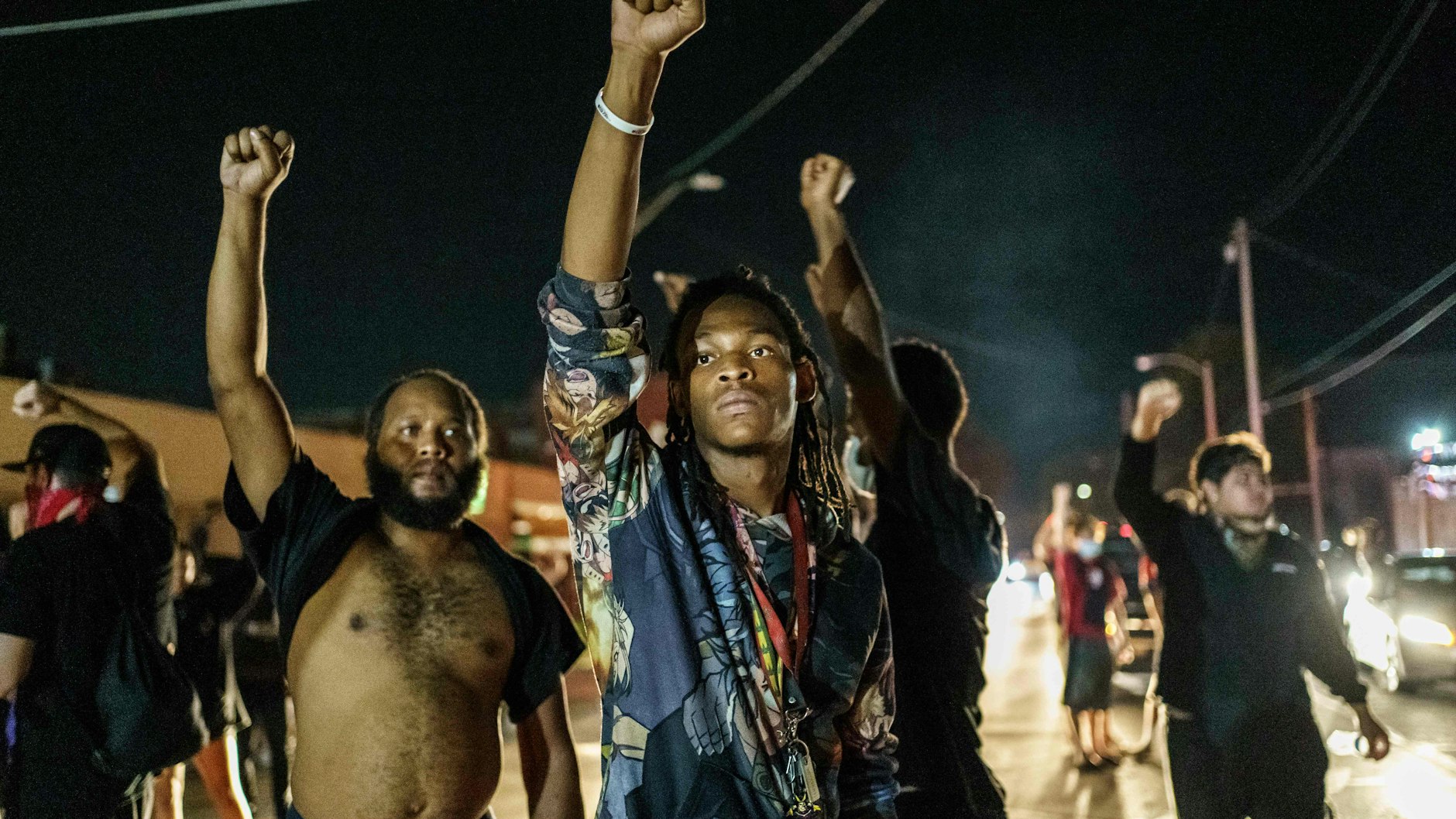 Junge Männer protestieren in Kenosha gegen rassistische Polizeigewalt in den USA.