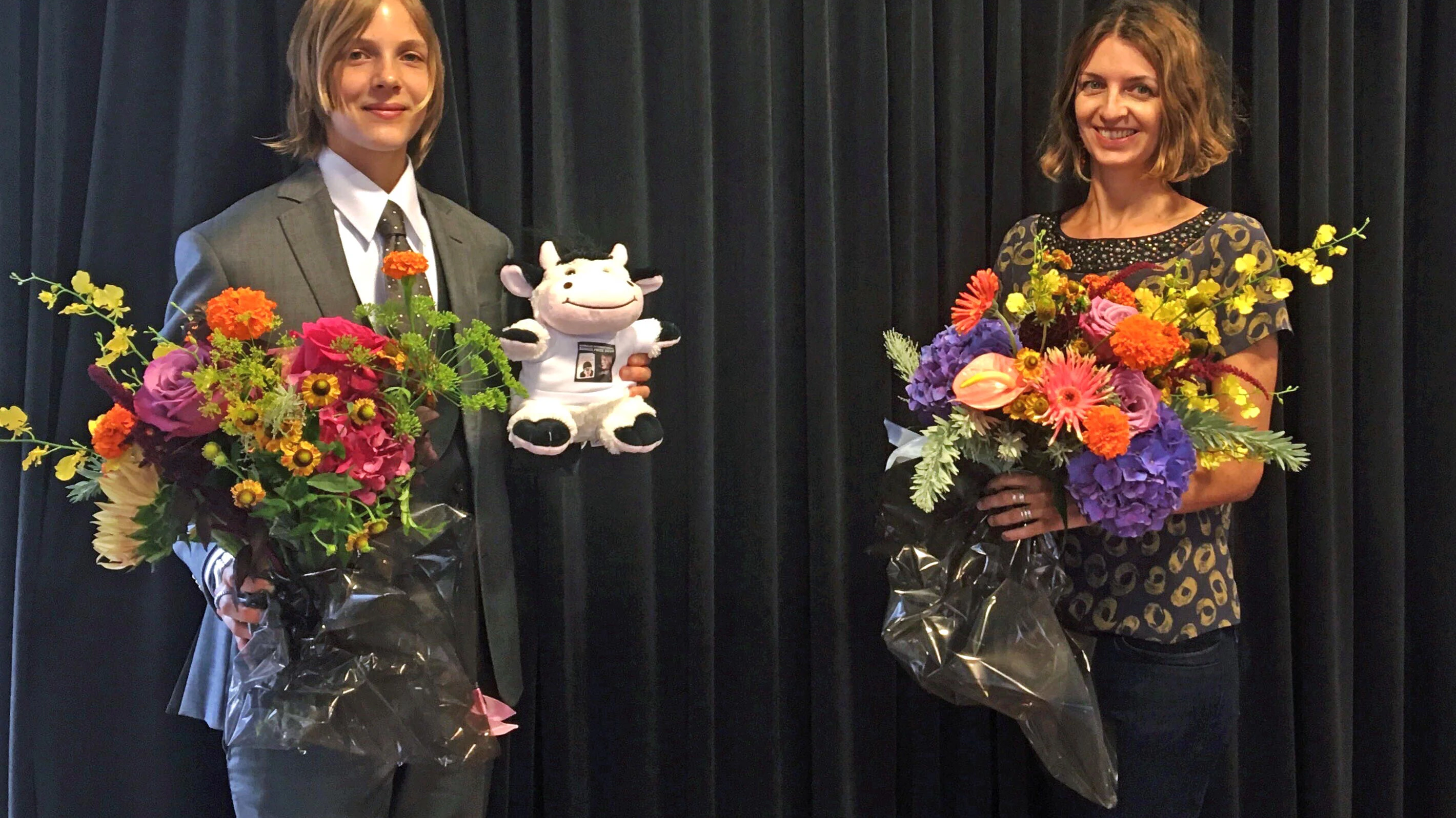26. August 2020, Großbritannien, London: Marieke Lucas Rijneveld (l), niederländische Schriftstellerin, und Michele Hutchison, Übersetzerin, stehen mit Blumensträußen nebeneinander.