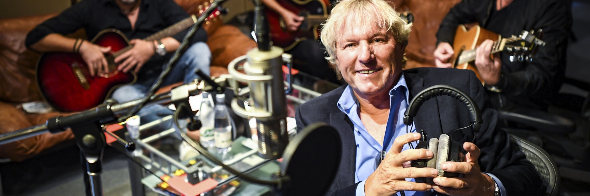 Schlager-Gigant Bernhard Brink in den Hansa-Studios: Zusammen mit Textern und Komponisten holte er sich das Futter für neue Songs.