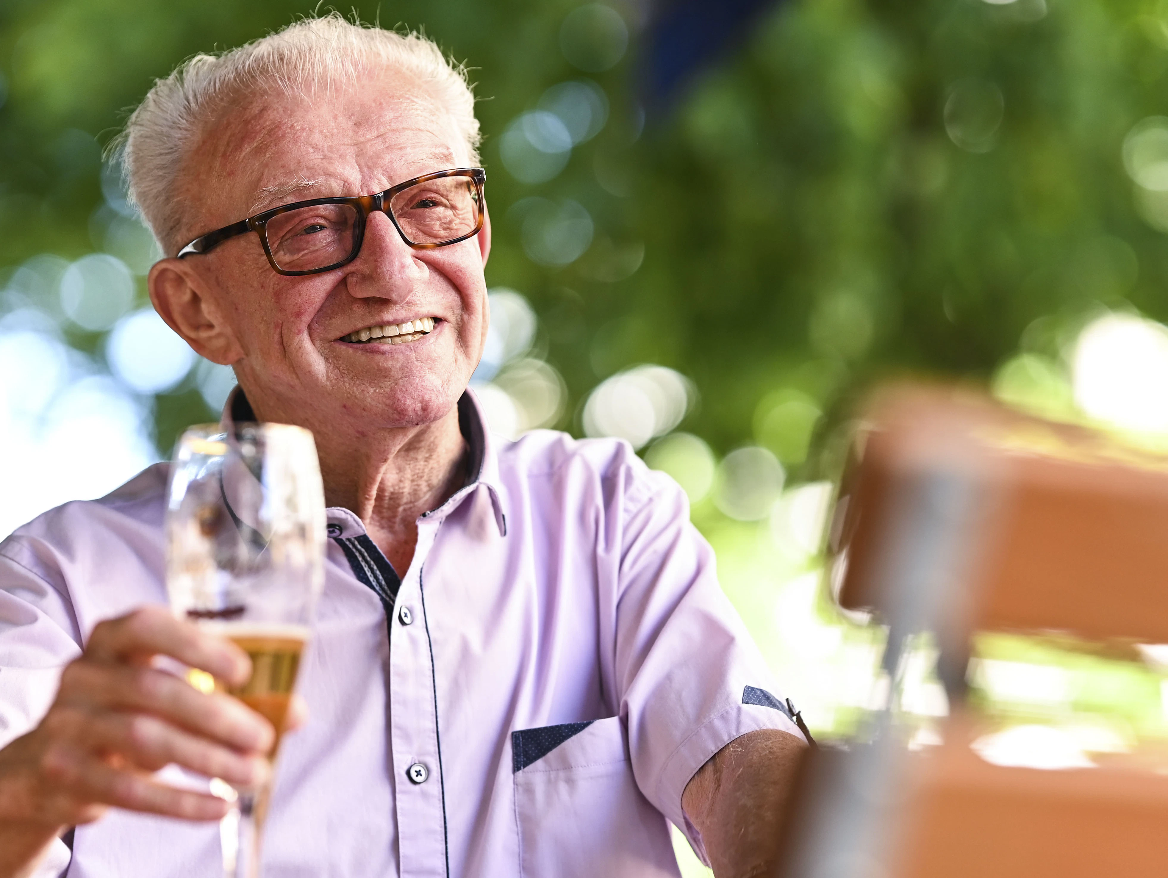 Alexander Saager (90) in seinem Stammlokal im Bötzowkiez.&nbsp;