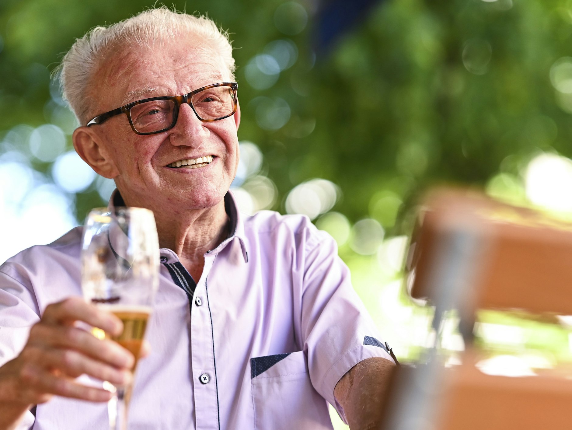 Alexander Saager (90) in seinem Stammlokal im Bötzowkiez. 